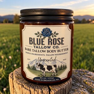 Könnte beinhalten: Ein bernsteinfarbenes Glas mit schwarzem Deckel, das Blue Rose Tallow Co. Bare Tallow Body Butter enthält. Das Etikett zeigt eine blaue Rose, eine schwarz-weiße Kuh, eine Berglandschaft sowie den Text 8FL OZ / 237ML, EST. 2024 und MADE IN BREMERTON, WA.