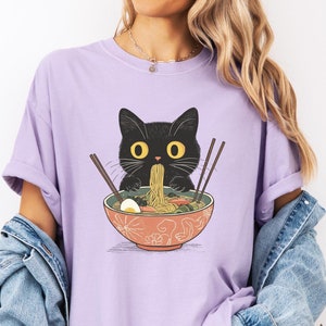 Maglietta Ramen Cat Comfort Colors: maglietta con spaghetti neri e gatto