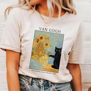 おもしろゴッホ猫Tシャツ、黒猫ひまわりTシャツ、アイリスアートTシャツ、彼女へのヴィンテージ猫ギフト、花柄猫好きTシャツ、花柄レディースシャツ