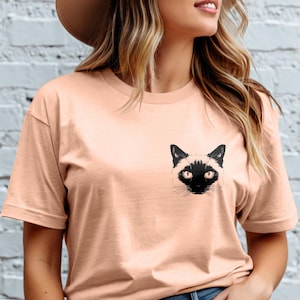 シャム猫ママシャツ – ミニマルな覗き猫Tシャツ | 女性へのかわいい猫好きギフト | 母の日猫ママTシャツ | ペット好きシャツ