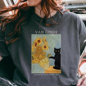 Comfort Colors® ヴァン・ゴッホ 猫シャツ - 黒猫のアイリスTシャツ、ひまわりアートTシャツ、女性へのヴィンテージフローラルギフト、猫好きTシャツ
