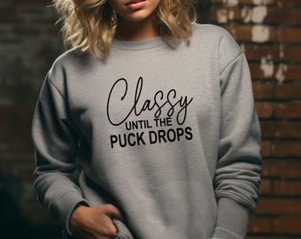 Felpa Classy Until The Puck Drops - Maglietta da hockey divertente, regalo per mamma di hockey, felpa girocollo unisex, abbigliamento per tifosi di hockey, amante dell'hockey