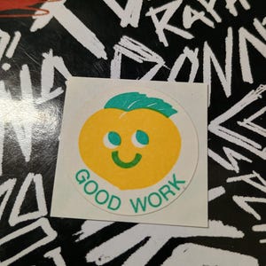 Sticker vintage CTP couleur pêche à gratter et à renifler des années 1970