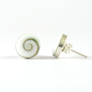 Pendientes de plata de ley con forma de ojo de Shiva y cabujón de concha de 10 mm.