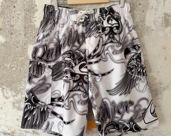 Vintage Quiksilver Shorts mit großem Logo, Graffiti-Schädel, Adler, Licht, Surfbrett-Motiv, Sommer, Schwarz-Weiß, Y2K-Stil, Größe 34 L