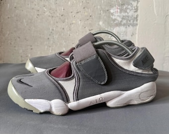 Szalone, zabytkowe sandały Nike Air Rift Ninja Tabi w kolorze szaro-białym z klasycznym logo w stylu Y2K, rozmiar 44, rozmiar US 10