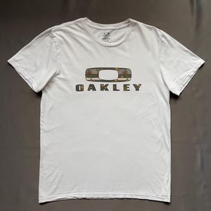 Camiseta blanca vintage Oakley con logo grande, talla L