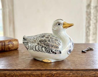 Figura de pato de porcelana vintage / Pato pintado a mano con detalles dorados / Decoración animal de cerámica texturizada