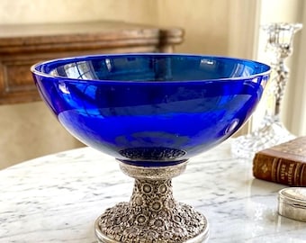 Cuenco vintage de vidrio azul cobalto con base floral plateada / Elegante centro de mesa de mediados de siglo