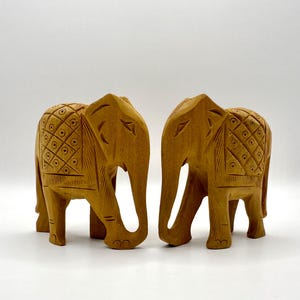 Handgesneden houten olifantenbeeldjes | Vintage boho-decor