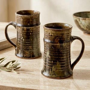 Vintage signerade Studio Pottery-muggar | Handgjorda kaffekoppar i jordnära stengods (enkel eller set om 2)