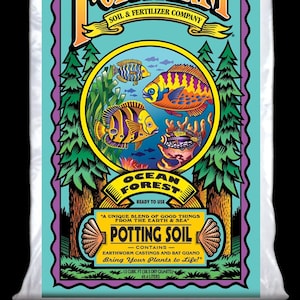 Pode incluir: Um saco de terra para vasos FoxFarm Ocean Forest. O rótulo apresenta um design colorido com o nome da marca e uma ilustração circular de peixes e corais. O texto diz "Uma mistura única de coisas boas da terra e do mar."