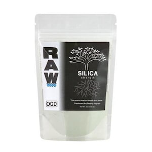Puede incluir: Una bolsa transparente y resellable que contiene un polvo verde claro. La bolsa presenta una etiqueta negra con el texto "RAW" y "SILICA strength". Un gráfico de árbol está encima del texto. El peso neto de la bolsa es de 56,7 gramos.