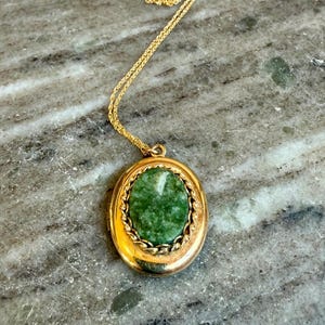 12kt Gold Filled Vintage Jade Locket, Green Stone Necklace, Oval Locket, Gold Photo Locket with Frame, Jade Necklace Gold Jewelry Green