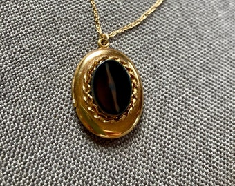 Vintage Agate Stone Locket Necklace, Black and White Oval Locket with Stone Stripe, 12kt Gold Fill Necklace, Twisted Gold Photo Locket Frame