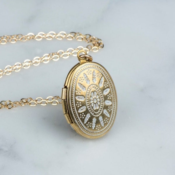 Geschenkidee für Frauen Weiß und Gold Locket Halskette, einfache kleine Halskette mit Weiß verzierten Medaillon, kleines Medaillon, Zarte Medaillon Goldkette