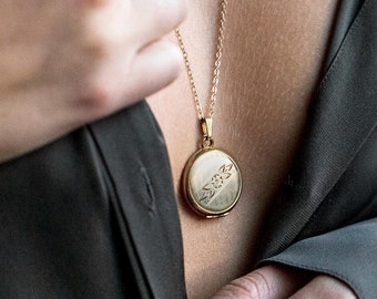 Art Nouveau Floral Locket Pendant, Simple Locket Gift, Long Antique Gold Filled Necklace, Metal Photo Frames, Flower Jewelry, Medium Round