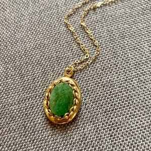 Vintage Small Jade Locket Green Stone Necklace, Oval Locket, 12kt Gold Fill Necklace, Twisted Gold Photo Locket with Frame, Jade Necklace image 1