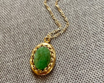 Vintage kleine jade medaillon groene stenen ketting, ovale medaillon, 12kt gouden vulling ketting, gedraaide gouden foto medaillon met frame, jade ketting