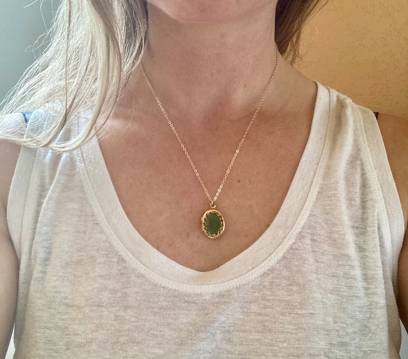 Vintage Small Jade Locket Green Stone Necklace, Oval Locket, 12kt Gold Fill Necklace, Twisted Gold Photo Locket with Frame, Jade Necklace image 3