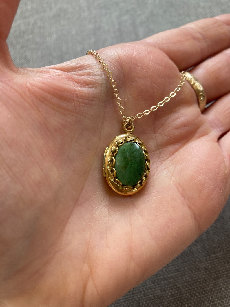 Vintage Small Jade Locket Green Stone Necklace, Oval Locket, 12kt Gold Fill Necklace, Twisted Gold Photo Locket with Frame, Jade Necklace image 4
