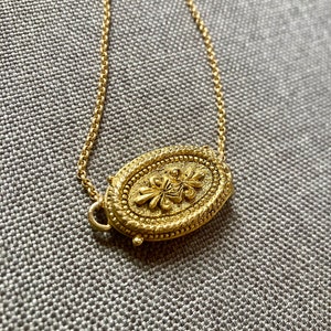 Fleur De Lis Medaillon, Gold Blumen Halskette, lange Kette für Frauen, Kleine Einzigartige Medaillon, Oval Medaillon Schmuck, Jugendstil Medaillon