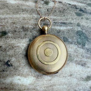Collar con medallón de bolsillo antiguo victoriano chapado en oro, cadena larga grabable, gran colgante geométrico de la década de 1870, marco de cristal.