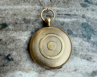 Viktorianische antike Gold gefüllte Tasche Medaillon Halskette, große 1870er Jahre, große gravierbare lange Kette, Geometrische Anhänger, Glasrahmen Fob