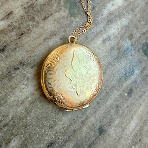 Collar con medallón de flor de lis relleno de oro de 12 kt, collar vintage largo, colgante de oro con flor francesa floral, cadena larga, marcos de fotos extraíbles