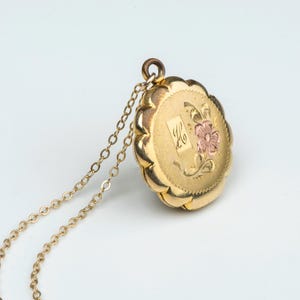 Medalhão com monograma da letra H, colar com pingente de flor preenchido em ouro rosa 12kt, medalhão floral em ouro amarelo, medalhão gravado com inicial H, ouro rosa