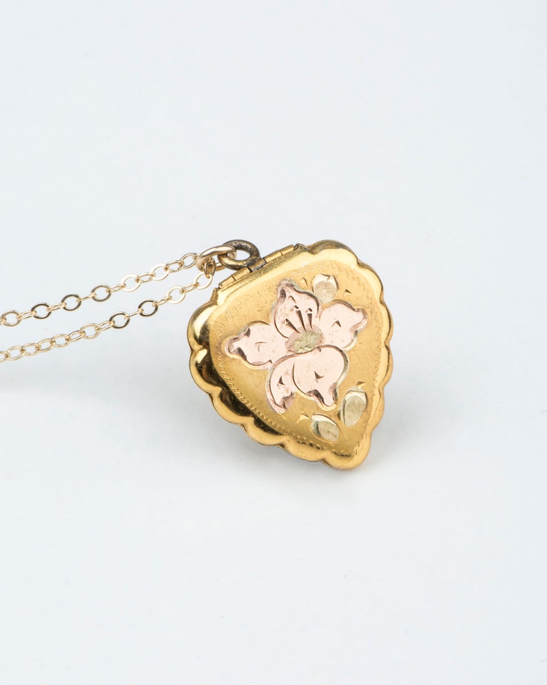 collier médaillon vintage fleur d'hibiscus rose et or, médaillon tropical avec cadres photo, médaillon en or rose, pendentif triangle festonné image 1