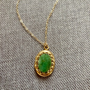 Vintage Small Jade Locket Green Stone Necklace, Oval Locket, 12kt Gold Fill Necklace, Twisted Gold Photo Locket with Frame, Jade Necklace image 5