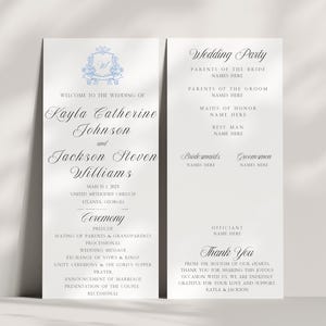 Pode incluir: Programa de casamento elegante com brasão floral azul claro e caligrafia. O programa lista os detalhes da cerimônia, os nomes dos noivos e uma mensagem de agradecimento. Os nomes Kayla Catherine Johnson e Jackson Steven Williams são apresentados.