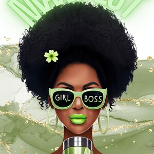 Puede incluir: Una ilustración digital de una mujer con un peinado afro que lleva gafas de sol verdes que dicen "GIRL BOSS" y pintalabios verde. Lleva una taza verde y tiene una flor verde en el pelo. El fondo es un diseño abstracto verde y dorado.