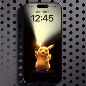 Puede incluir: Un teléfono inteligente que muestra un reloj digital con la hora 12:45 y la fecha 5月5日 星期五. La imagen de fondo es un Pikachu de dibujos animados sosteniendo una linterna.