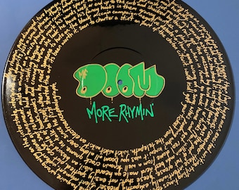 MF DOOM - More Rhymin pintó la letra de la pintura en un disco de vinilo