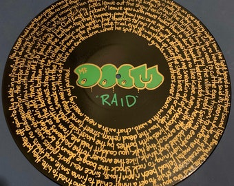 MF DOOM - Raid pintó la letra de la pintura en un disco de vinilo