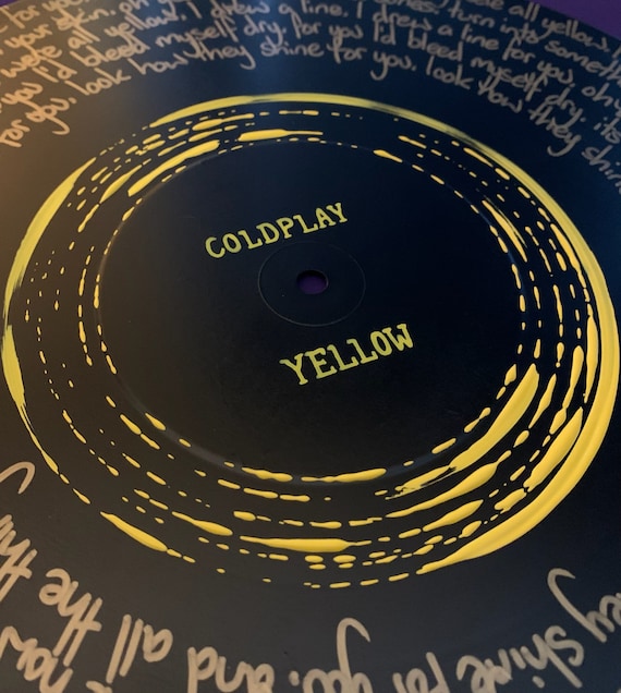 Coldplay Testi dipinti a mano in giallo che dipingono su disco in