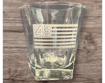 Trump 45 47 Flag Whiskyglas: Lasergraverad politisk gåva