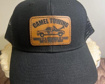 Cappellino Umoristico 'Camel Towing Company' - Berretto Trucker Unisex Nero/Bianco