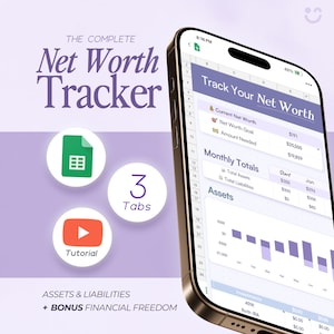 以下が含まれることがあります： スマートフォンには、「Net Worth Tracker」というテキストが表示された財務追跡アプリが表示されています。このアプリは、資産、負債、および月間合計のグラフとデータを表示します。スプレッドシートとチュートリアルビデオのアイコンも含まれています。画像には「ASSETS & LIABILITIES + BONUS FINANCIAL FREEDOM」というテキストも含まれています。