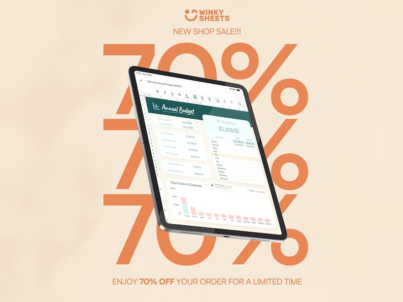 Op de afbeelding: Een digitale tablet met een spreadsheet met de titel "Jaarlijks budget" met financi&euml;le gegevens. De afbeelding toont een 70% kortingsverkoopafbeelding in oranje op een beige achtergrond. Tekst luidt "NEW SHOP SALE!!!" en "ENJOY 70% OFF YOUR ORDER FOR A LIMITED TIME."
