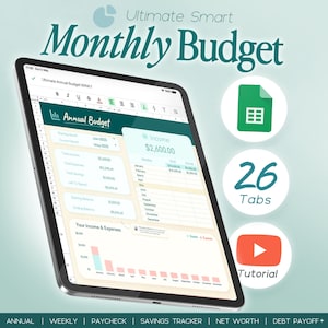 Könnte beinhalten: Ein digitales Tablet zeigt eine Tabelle mit dem Titel "Monatsbudget". Der Bildschirm zeigt Finanzdaten, Diagramme und den Text "Ultimate Smart Monthly Budget". Zusätzliche Symbole sind ein Google Sheets-Logo, die Zahl "26 Tabs" und eine YouTube-Tutorial-Schaltfläche.
