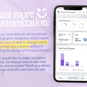Op de afbeelding: Een smartphone toont een financieel spreadsheet met grafieken. Tekst op het scherm is onder meer "Ultimate Annual Budget", "Top 3 Expenses" en "February". De achtergrond is lichtpaars met tekst over maatwerk.