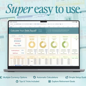Op de afbeelding: Een laptop toont een schuldcalculator met financi&euml;le gegevens, waaronder de huidige schuld, creditcardsaldi en autoleningdetails. Het scherm toont de tekst "Calculate Your Debt Payoff" en "Super easy to use."
