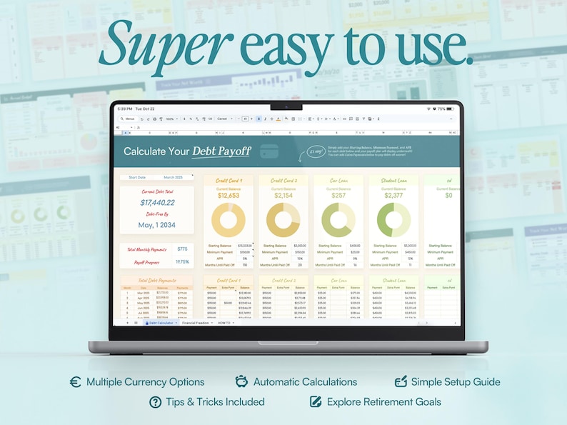 Op de afbeelding: Een laptop toont een schuldcalculator met financi&euml;le gegevens, waaronder de huidige schuld, creditcardsaldi en autoleningdetails. Het scherm toont de tekst "Calculate Your Debt Payoff" en "Super easy to use."