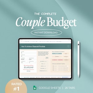 Könnte beinhalten: Ein digitales Tablet mit einer Google Sheets Finanzplanungsvorlage namens The Complete Couple Budget. Der Bildschirm zeigt Felder für die Altersvorsorge, Berechnungen zur finanziellen Freiheit und Einstellungen für automatische Überweisungen. Ein weißer Eingabestift ist enthalten.