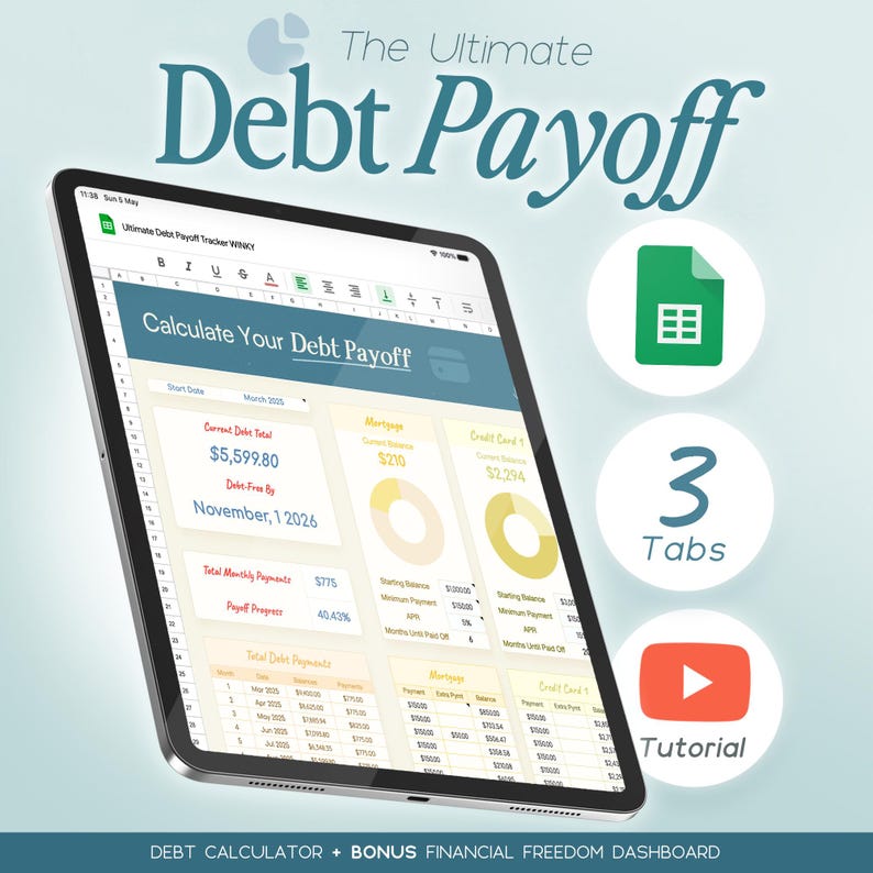 Op de afbeelding: Een tablet met een spreadsheet voor schuldaflossing met de tekst "The Ultimate Debt Payoff". Het scherm toont financi&euml;le gegevens, waaronder de huidige schuld, maandelijkse betalingen en aflossingsvoortgang. Extra pictogrammen: Google Sheets, "3 Tabs" en een tutorial-pictogram.