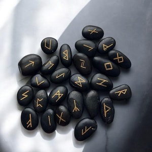 Runes magiques, pierres noires serties de runes écrites en décantation, pierres de rivière Black Viking