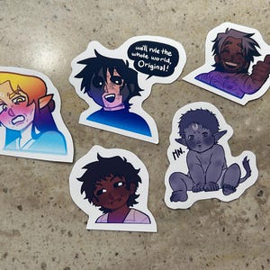 Puede incluir: Cinco pegatinas coloridas con personajes de dibujos animados. Las pegatinas están impresas en papel blanco y tienen un acabado brillante. Los personajes son una persona con cabello amarillo con un atuendo azul y rosa, una persona con cabello negro con un atuendo azul y blanco, una persona con cabello negro con un atuendo azul y blanco, una persona con cabello negro con un atuendo azul y blanco y una persona con piel azul con un atuendo blanco. El texto en la pegatina dice "we'll rule the whole world, Originals!"
